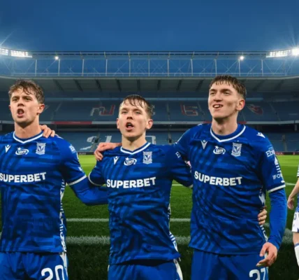 Radość piłkarzy Lech Poznań po awansie do 1/8 finału Ligi Konferencji UEFA po zwycięstwie nad KuPS Kuopio.