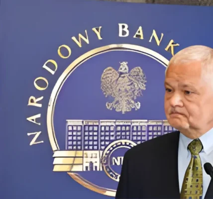Adam Glapiński na konferencji NBP, w tle wykres stóp procentowych i rata kredytu.