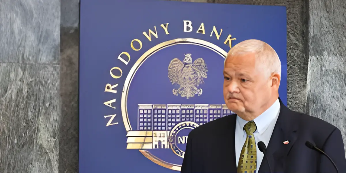 Adam Glapiński na konferencji NBP, w tle wykres stóp procentowych i rata kredytu.