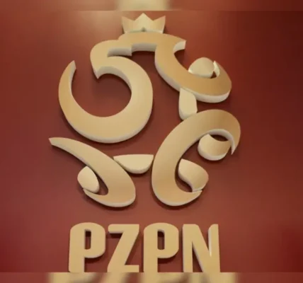 Piłkarz stojący na boisku z cieniem zakładów bukmacherskich i symbolem skandalu match-fixingu w polskiej piłce.