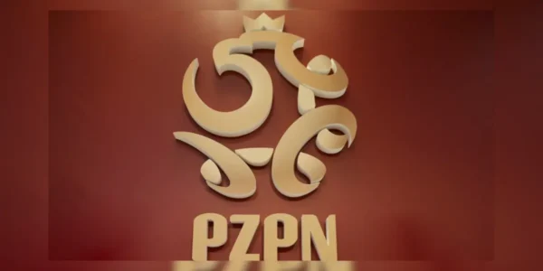 Piłkarz stojący na boisku z cieniem zakładów bukmacherskich i symbolem skandalu match-fixingu w polskiej piłce.