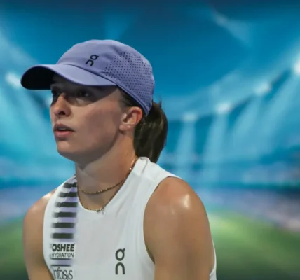 Iga Świątek na korcie podczas Indian Wells 2026, przygotowana do returnu na twardej nawierzchni.