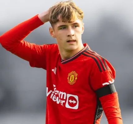 Jack Fletcher opuszcza boisko po czerwonej kartce w meczu Manchester United U21 z Barnsley F.C..