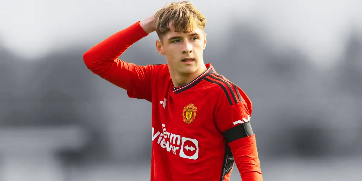 Jack Fletcher opuszcza boisko po czerwonej kartce w meczu Manchester United U21 z Barnsley F.C..
