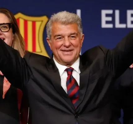 Joan Laporta świętuje zwycięstwo w wyborach FC Barcelony 2026