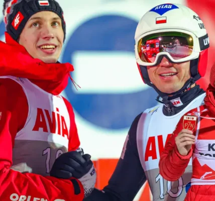 Kacper Tomasiak podczas skoku w Lillehammer na MŚ Juniorów 2026, gdzie zdobył srebro za Stephan Embacher.