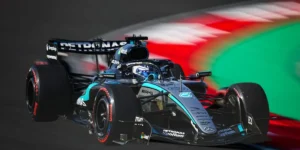 Kimi Antonelli świętuje pole position podczas kwalifikacji F1 GP Chin 2026 w Szanghaju