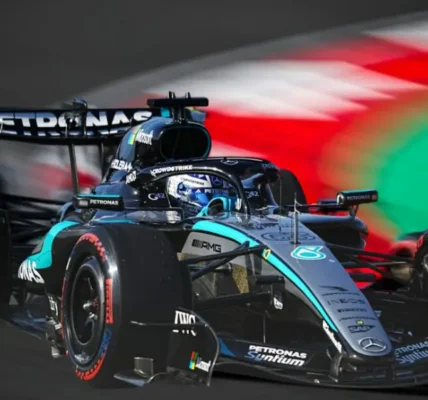 Kimi Antonelli świętuje pole position podczas kwalifikacji F1 GP Chin 2026 w Szanghaju