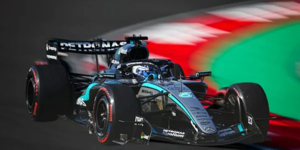 Kimi Antonelli świętuje pole position podczas kwalifikacji F1 GP Chin 2026 w Szanghaju