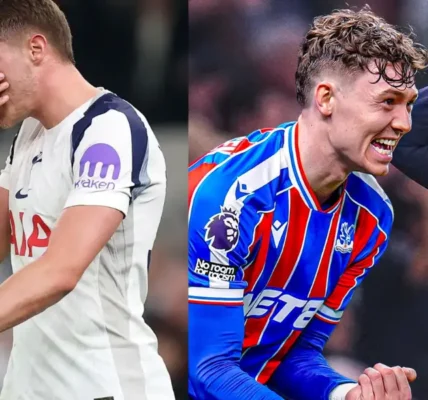 Moment czerwonej kartki dla Micky van de Ven podczas porażki Tottenham Hotspur z Crystal Palace.