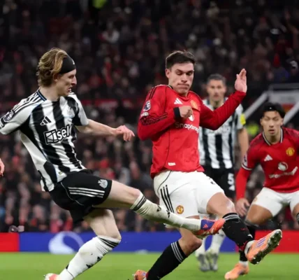 Piłkarze Newcastle United świętują gola przeciwko Manchester United na St James’ Park.