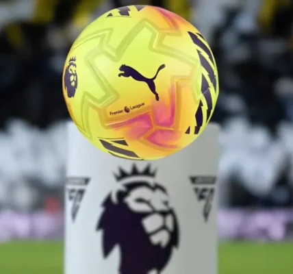 Mecz Premier League – starcie Arsenal z Manchester City na pełnym stadionie.