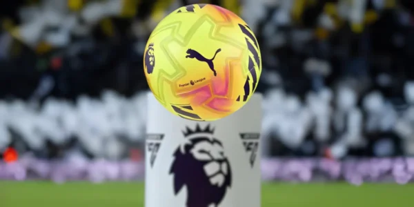 Mecz Premier League – starcie Arsenal z Manchester City na pełnym stadionie.