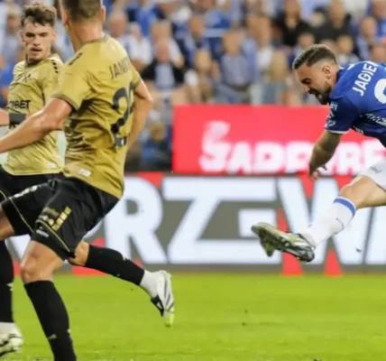 Piłkarze Lecha Poznań i Górnika Zabrze w walce o piłkę w meczu Pucharu Polski.