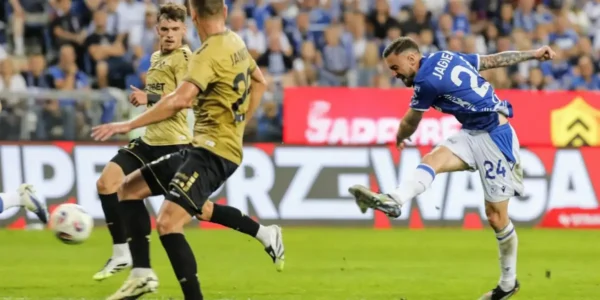 Piłkarze Lecha Poznań i Górnika Zabrze w walce o piłkę w meczu Pucharu Polski.