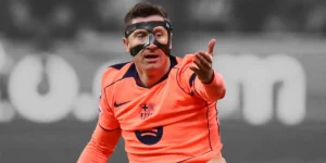 Robert Lewandowski w koszulce FC Barcelony reaguje na boisku podczas meczu Ligi Mistrzów, w czasie gdy pojawiają się spekulacje o jego przyszłości w klubie.