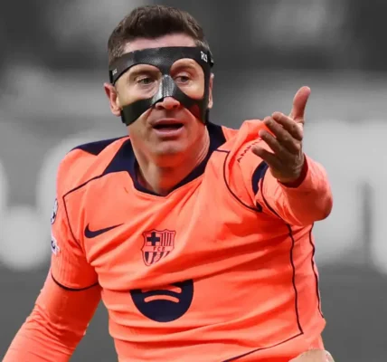 Robert Lewandowski w koszulce FC Barcelony reaguje na boisku podczas meczu Ligi Mistrzów, w czasie gdy pojawiają się spekulacje o jego przyszłości w klubie.