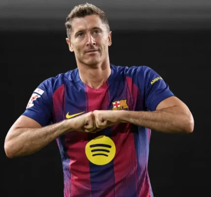 Robert Lewandowski na ławce Barcelony przed meczem z Sevillą