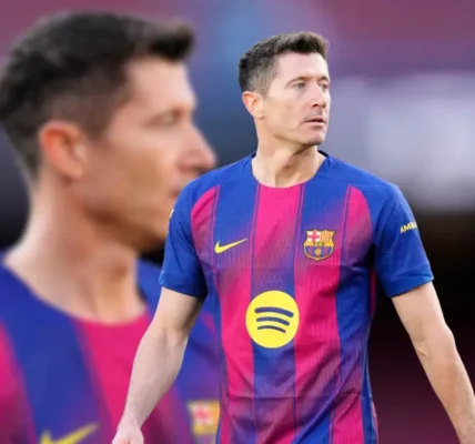 Robert Lewandowski rozgrywa mecz dla FC Barcelona, gdy trwają rozmowy o jego możliwym odejściu lub przedłużeniu kontraktu.