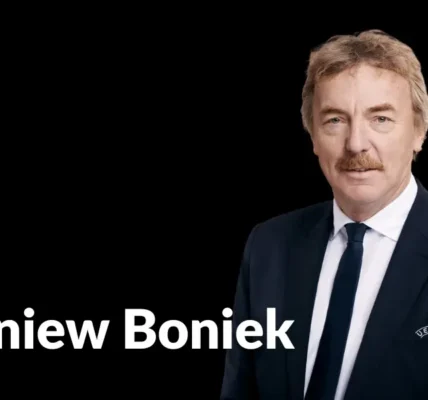 Zbigniew Boniek podczas oficjalnego wydarzenia, legenda polskiej piłki świętująca 70. urodziny